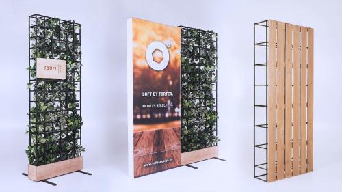 LOFT Kollektion – Grüne Pflanzenwand, beleuchtetes Markenlogo und hölzerne Raumteiler
